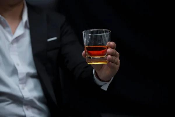 Biznesmeni Bliska Trzymający Szklankę Whisky — Zdjęcie stockowe