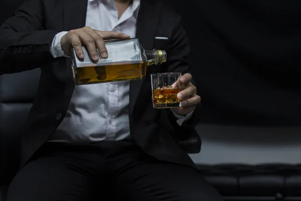 Primeros Hombres Negocios Sosteniendo Vaso Whisky —  Fotos de Stock