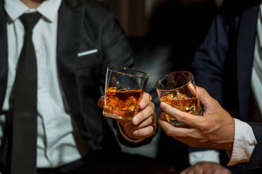 Viski, bir barda ya da restoranda arkadaşça bir parti için..