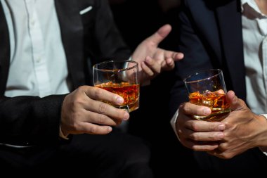 Viski, bir barda ya da restoranda arkadaşça bir parti için..