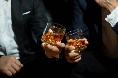 Viski, bir barda ya da restoranda arkadaşça bir parti için..