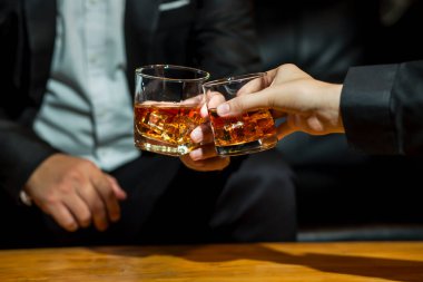 Viski, bir barda ya da restoranda arkadaşça bir parti için..