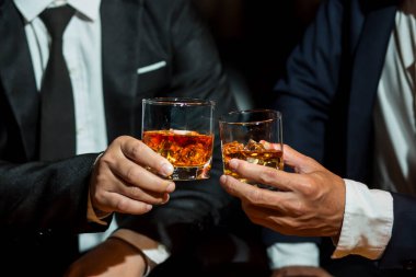 Viski, bir barda ya da restoranda arkadaşça bir parti için..