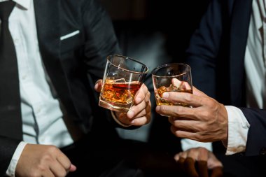 Viski, bir barda ya da restoranda arkadaşça bir parti için..