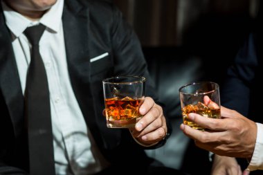 Viski, bir barda ya da restoranda arkadaşça bir parti için..