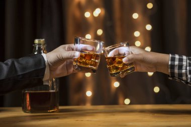 Viski, bir barda ya da restoranda arkadaşça bir parti için..