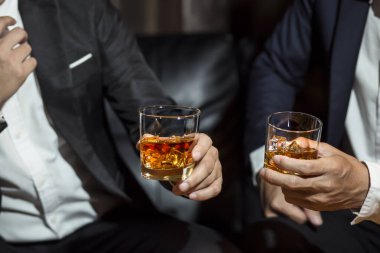 Viski, bir barda ya da restoranda arkadaşça bir parti için..