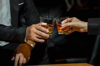 Viski, bir barda ya da restoranda arkadaşça bir parti için..