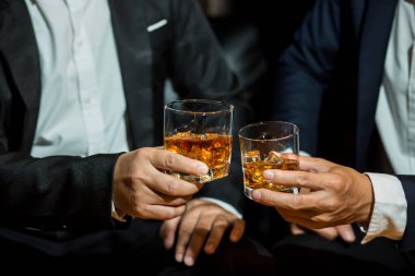 Viski, bir barda ya da restoranda arkadaşça bir parti için..