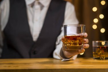 Barmen viski ikram ediyor, ahşap barda., 