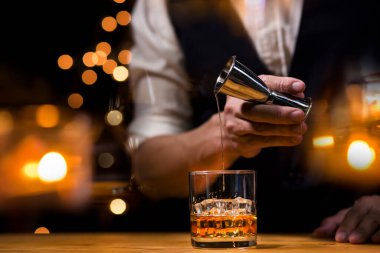 Barmen viski ikram ediyor, ahşap barda., 