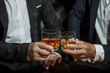 Viski, bir barda ya da restoranda arkadaşça bir parti için..