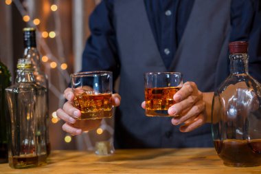 Barmen viski ikram ediyor, ahşap barda., 