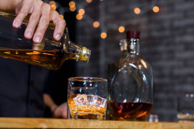 Yakından bir bardak viski tutan iş adamları.