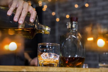 Barmen viski ikram ediyor, ahşap barda., 