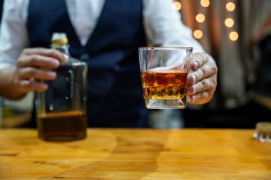 Barmen viski ikram ediyor, ahşap barda., 