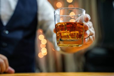 Barmen viski ikram ediyor, ahşap barda., 