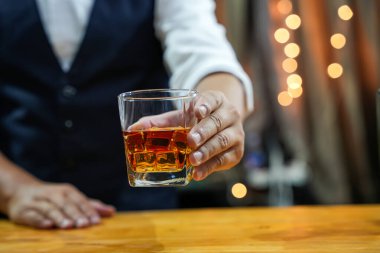 Barmen viski ikram ediyor, ahşap barda., 