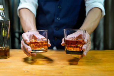 Barmen viski ikram ediyor, ahşap barda., 