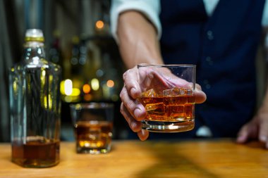 Barmen viski ikram ediyor, ahşap barda., 