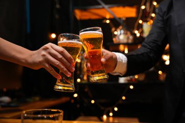 Yiyecek ve içecek erkek arkadaşları bir barda ya da barda bira içip bardaklarını tokuşturmaktan mutlu olurlar..