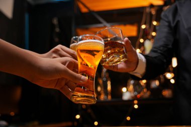 Yiyecek ve içecek erkek arkadaşları bir barda ya da barda bira içip bardaklarını tokuşturmaktan mutlu olurlar..