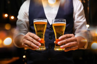 Barmen bira ikram et, ahşap barın üstünde., 