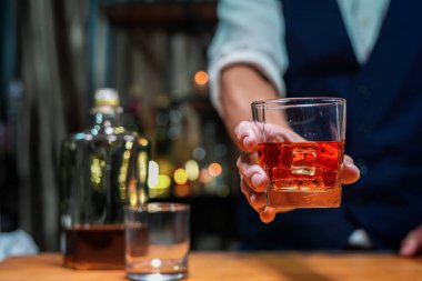 Barmen viski ikram ediyor, ahşap barda., 