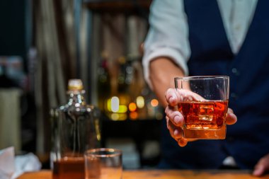 Barmen viski ikram ediyor, ahşap barda., 