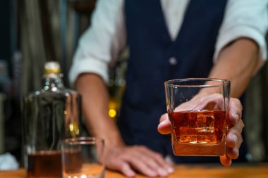 Barmen viski ikram ediyor, ahşap barda., 