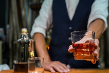 Barmen viski ikram ediyor, ahşap barda., 