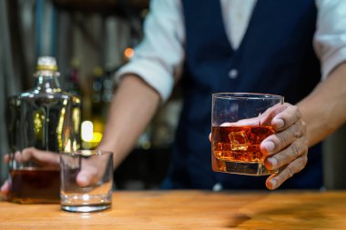 Barmen viski ikram ediyor, ahşap barda., 