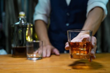 Barmen viski ikram ediyor, ahşap barda.,