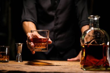 Barmen viski ikram ediyor, ahşap barda.,