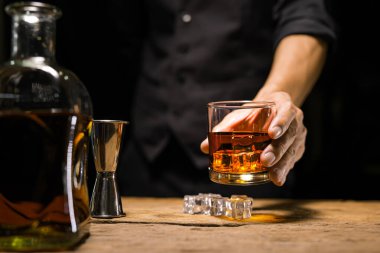 Barmen viski ikram ediyor, ahşap barda.,