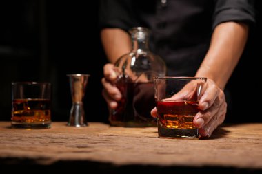 Barmen viski ikram ediyor, ahşap barda.,
