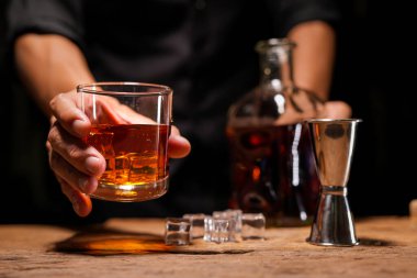 Barmen viski ikram ediyor, ahşap barda., 