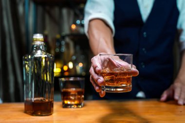 Barmen viski ikram ediyor, ahşap barda., 
