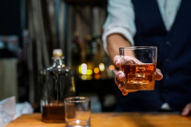 Barmen viski ikram ediyor, ahşap barda., 