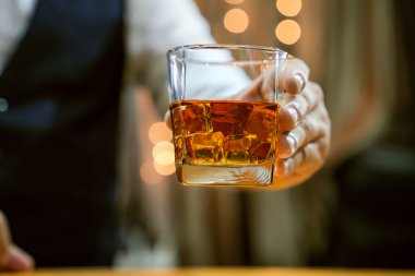 Barmen viski ikram ediyor, ahşap barda., 