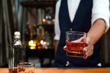 Barmen viski ikram ediyor, ahşap barda., 