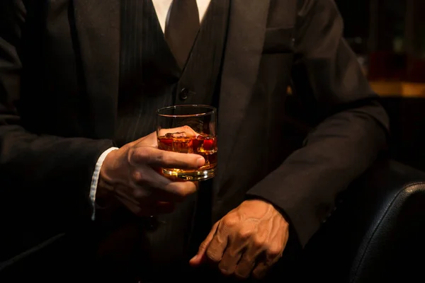 Närstående Affärsmän Som Håller Ett Glas Whisky — Stockfoto