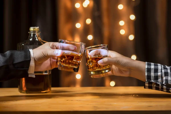 Viski Bir Barda Restoranda Arkadaşça Bir Parti Için — Stok fotoğraf