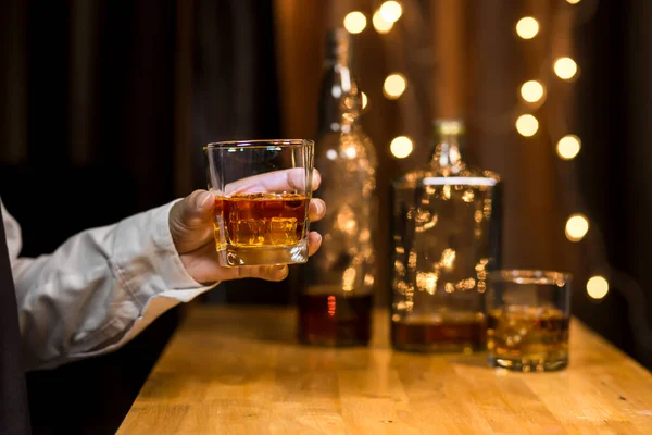 Barman Servir Whiskey Barra Madeira — Fotografia de Stock