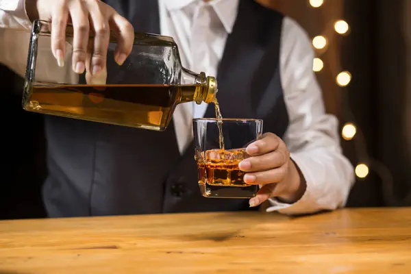 Barman Służyć Whisky Drewnianym Barze — Zdjęcie stockowe