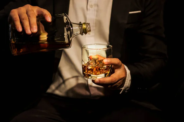 Primo Piano Uomini Affari Possesso Bicchiere Whisky — Foto Stock