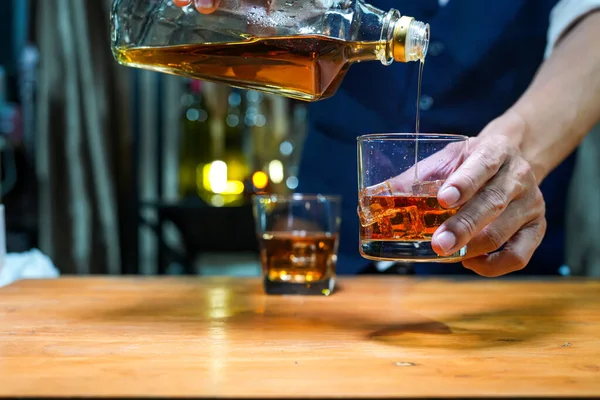 Barista Servire Whiskey Barra Legno — Foto Stock