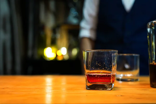Barkeeper Servieren Whiskey Auf Holzriegel — Stockfoto