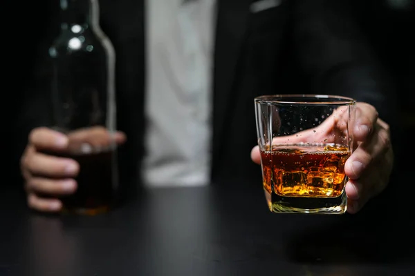 Geschäftsleute Großaufnahme Mit Einem Glas Whiskey — Stockfoto