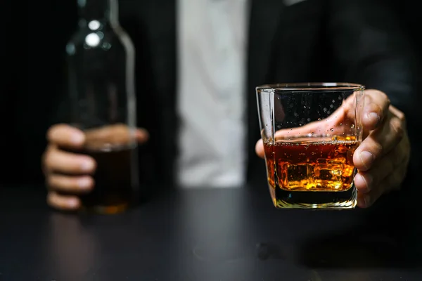 Des Hommes Affaires Proches Tenant Verre Whisky — Photo